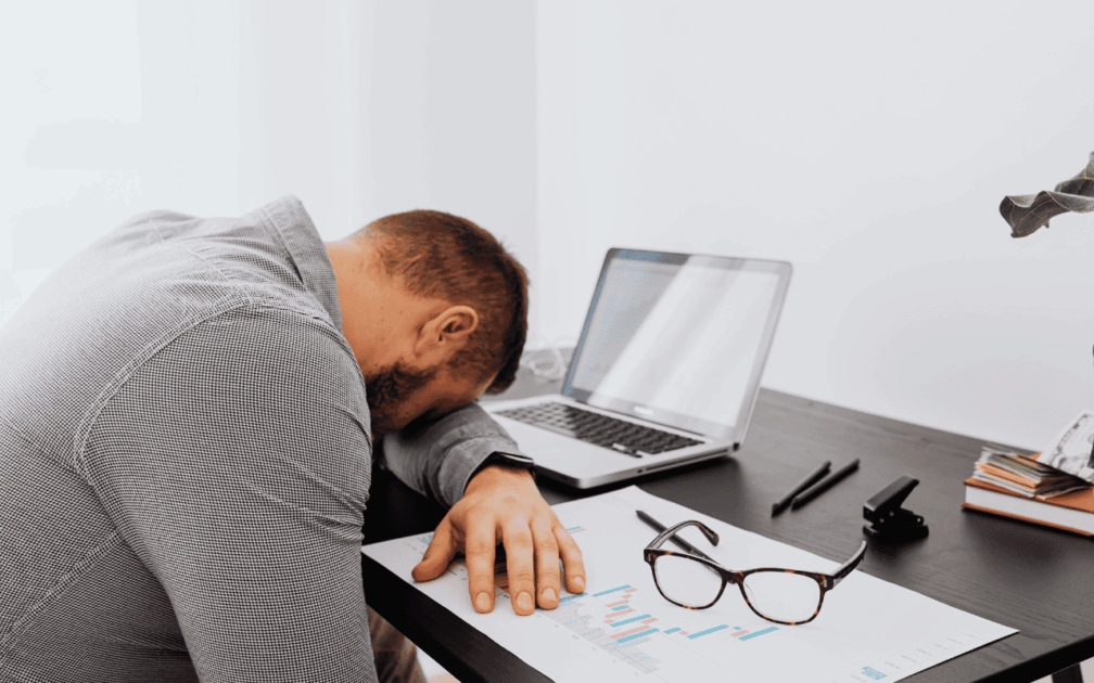 Impacto do estresse e da sobrecarga no ambiente de trabalho moderno