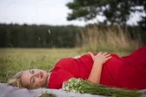 Gravidez consciente: Mãe conectada ao bebê em uma jornada de presença e amor desde o início.